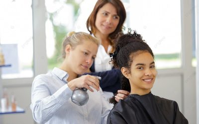 Las ganancias de un peluquero experimentado y un aprendiz son casi las mismas