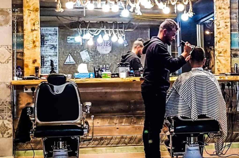 Crece  los cursos gratuitos dejando a los instructores y escuelas fuera del negocio de la peluqueria