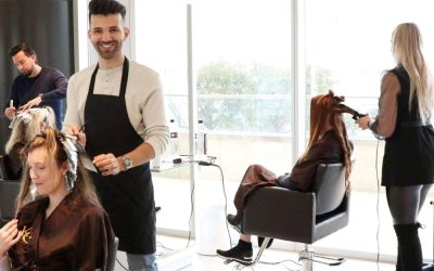 Las nuevas habilidades de los peluqueros jóvenes en relación de la vieja escuela